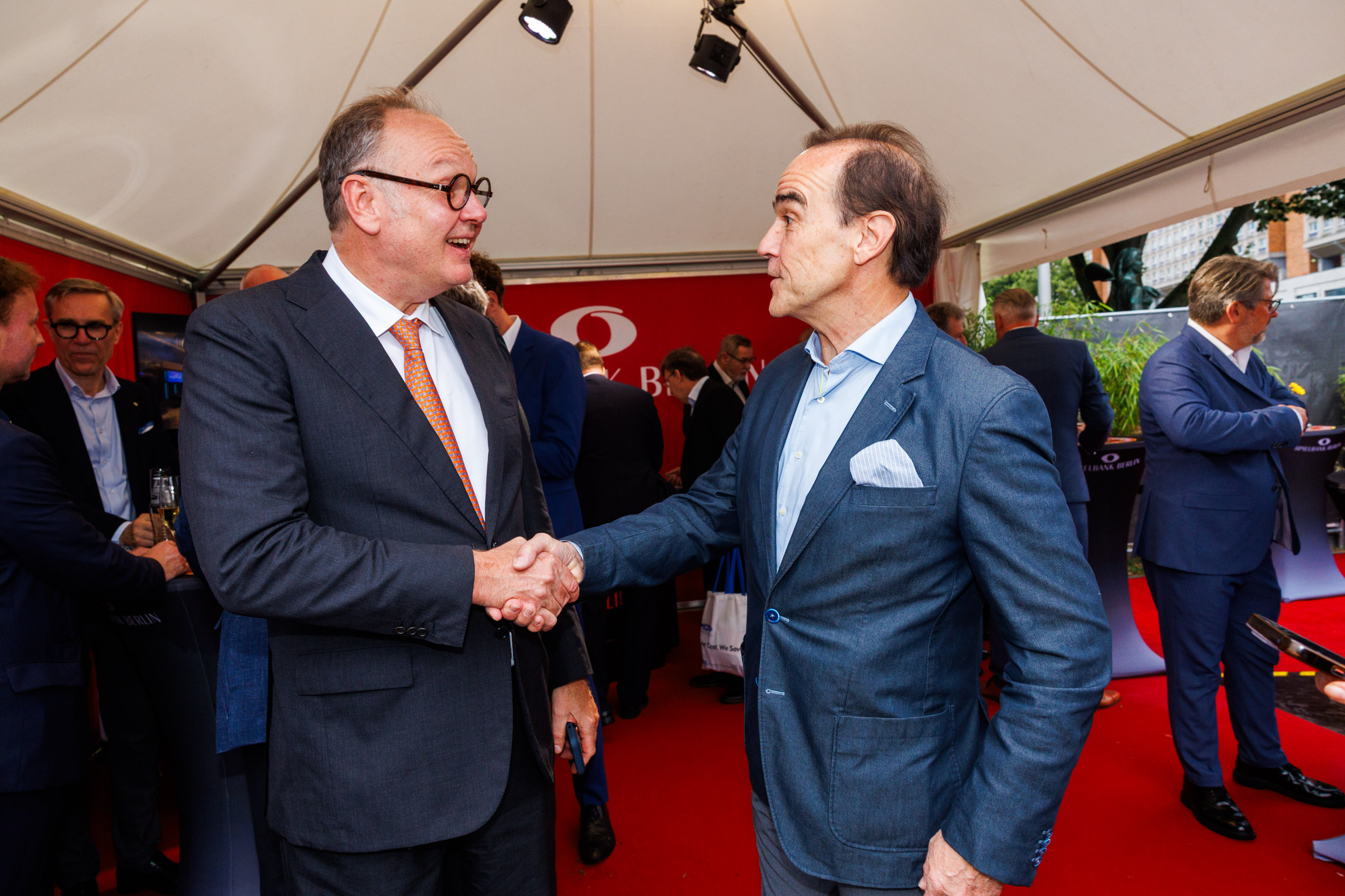 Prof. Harald Christ, Unternehmer und Präsident des VBKI, im Gespräch mit Gerhard Wilhelm, Geschäftsführer der Spielbank Berlin, beim Berliner Hoffest 2026 | Dirk Lässig